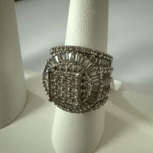 Stunning Silver Women's Ring with Dazzling Details